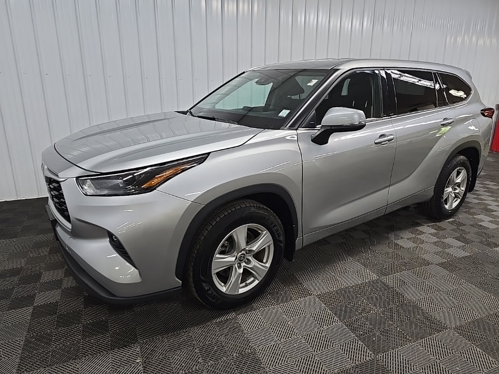2022 Toyota Highlander LE photo 8