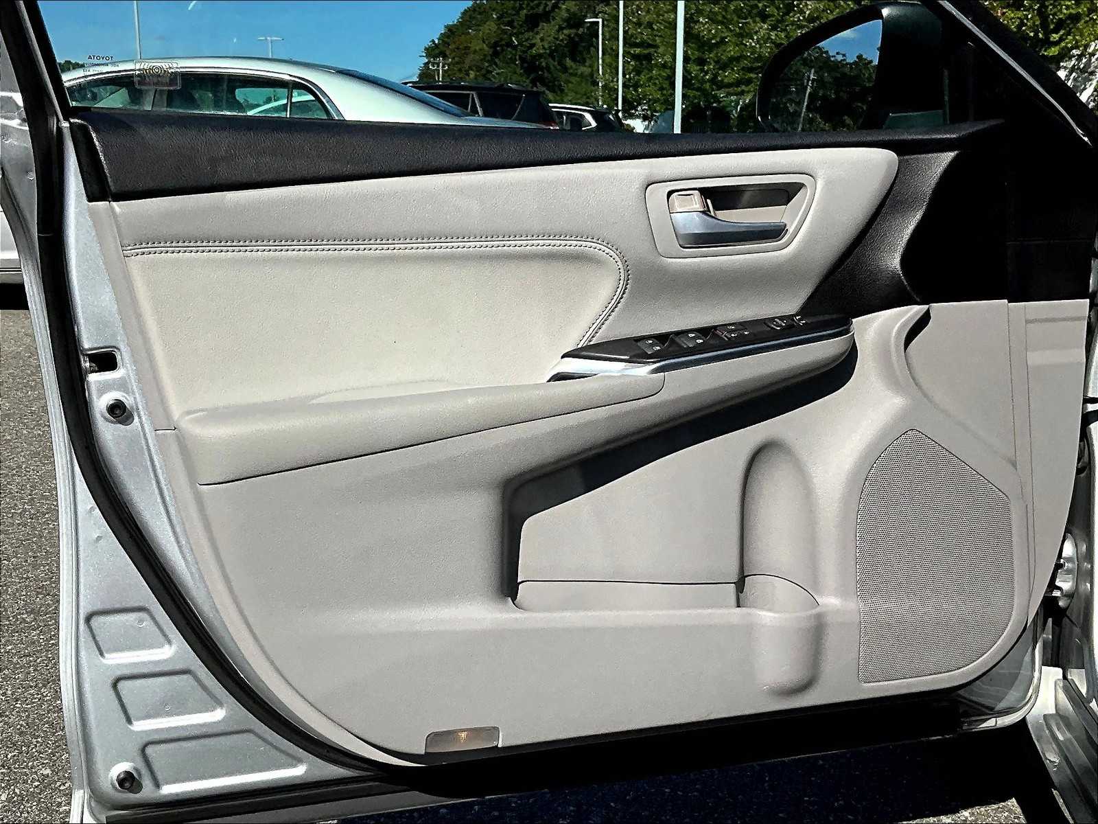 2016 Toyota Camry XLE photo 9