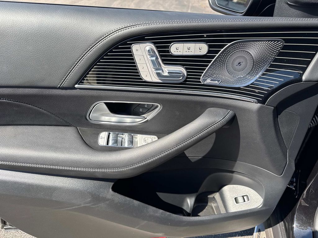 2025 Mercedes Benz GLS 580 4MATIC photo 15