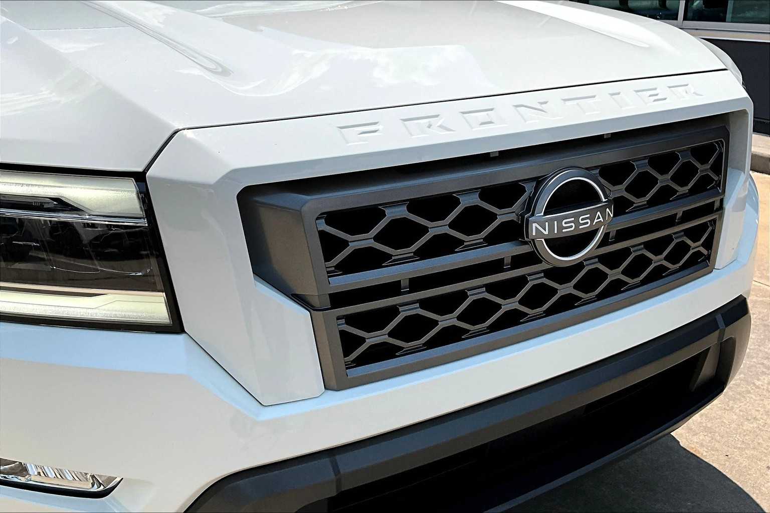 2024 Nissan Frontier SL photo 27