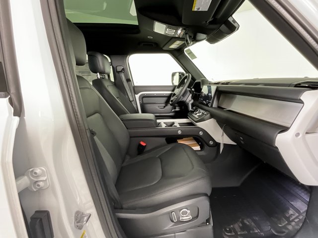 2025 Land Rover Defender 130 X-Dynamic SE photo 8