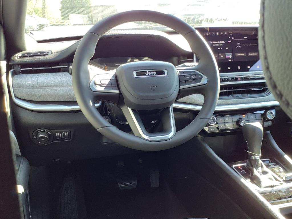 2024 Jeep Compass Latitude Lux photo 16