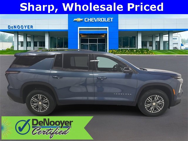 2025 Chevrolet Traverse photo 3