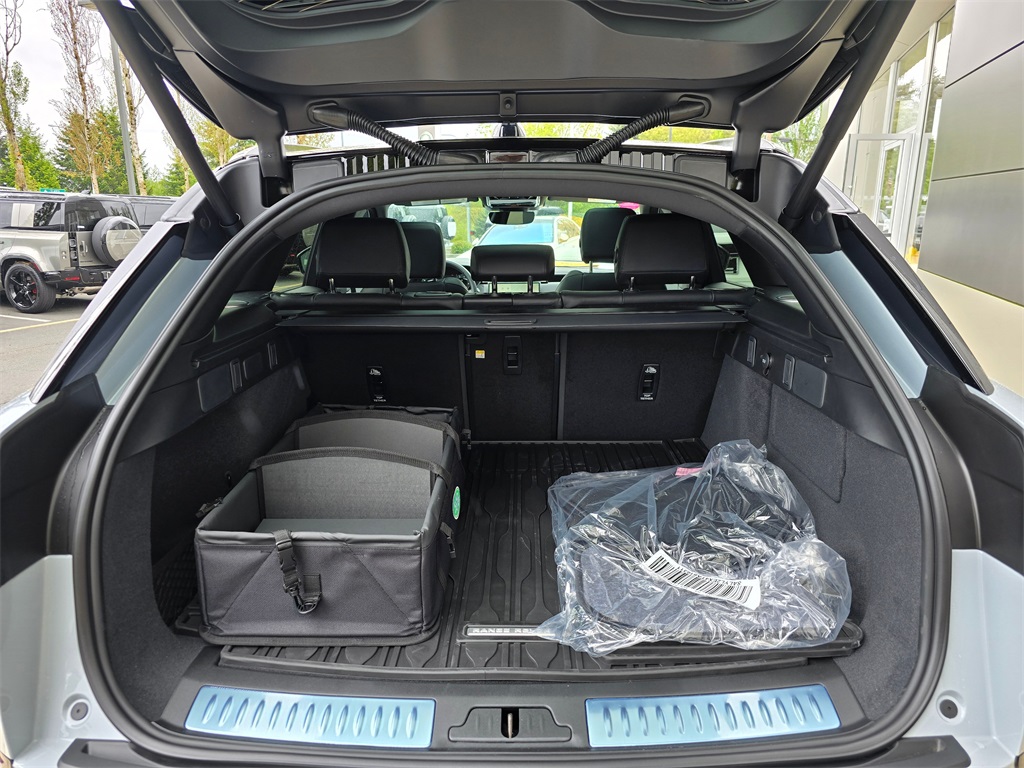 2026 Land Rover Range Rover Velar SE photo 22