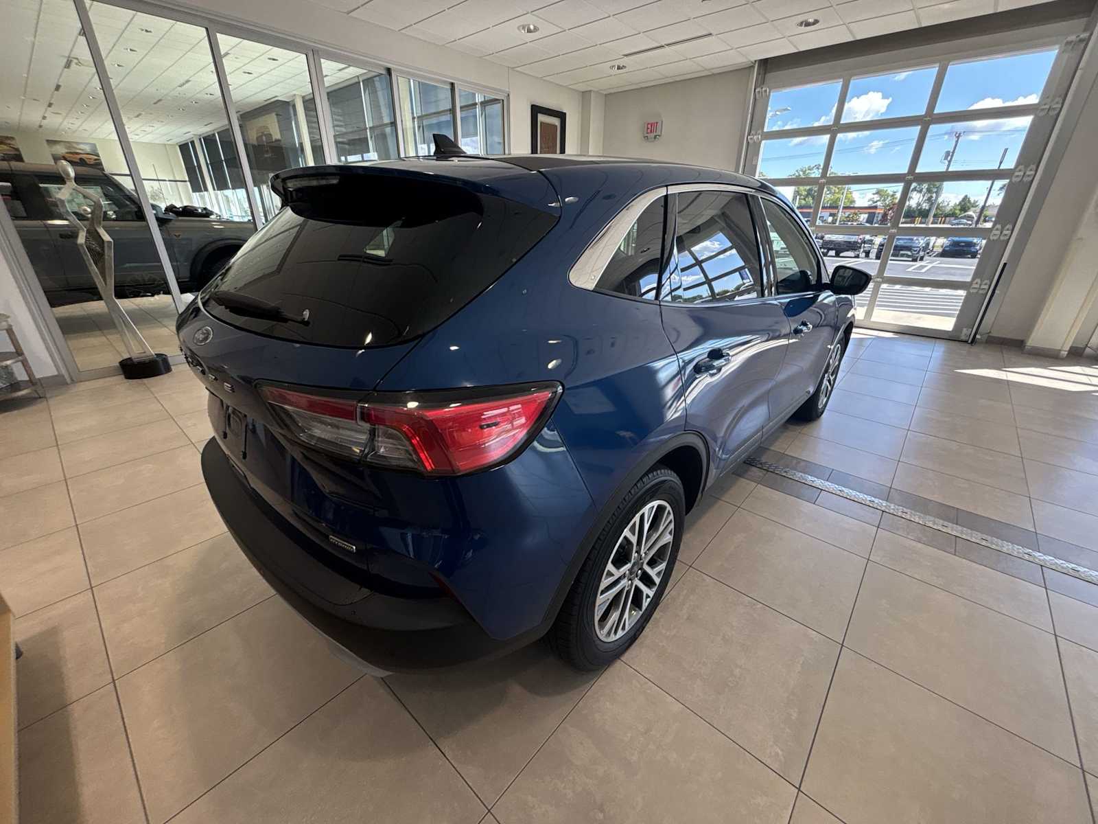 2022 Ford Escape SEL Hybrid photo 3
