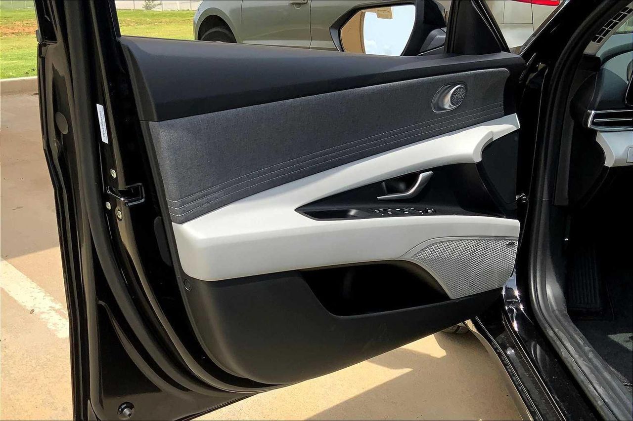 2025 Hyundai Elantra Limited photo 10