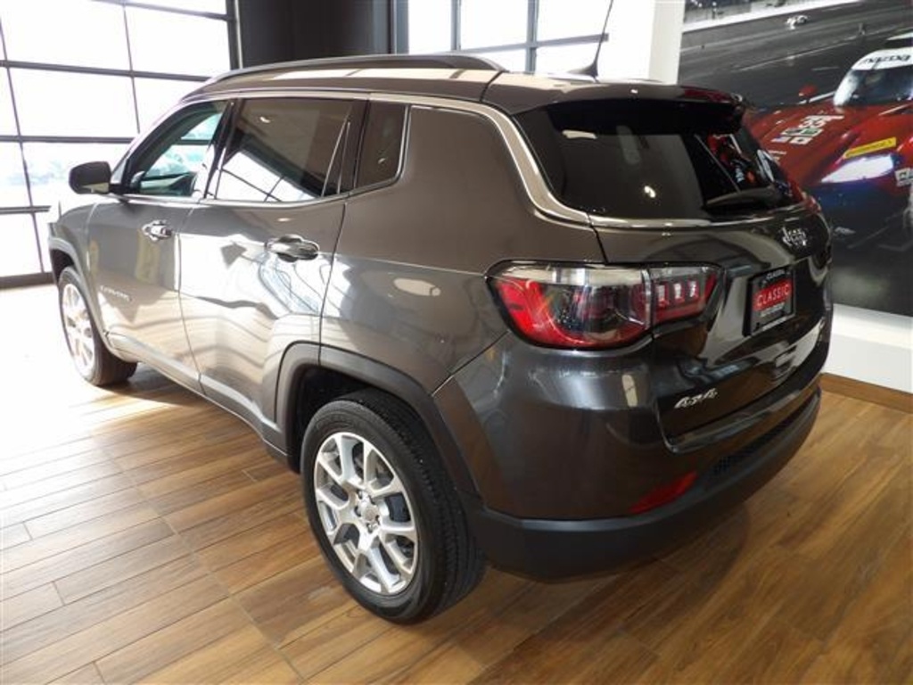 2022 Jeep Compass Latitude Lux photo 6