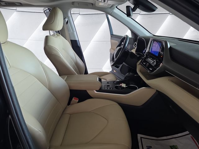 2023 Toyota Highlander L photo 12