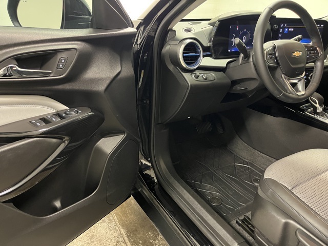 2025 Chevrolet Trax LT photo 16
