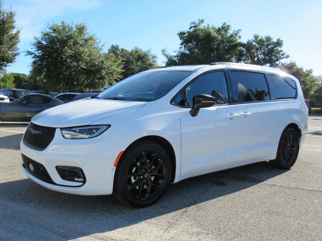 2026 Chrysler Pacifica Limited photo 3