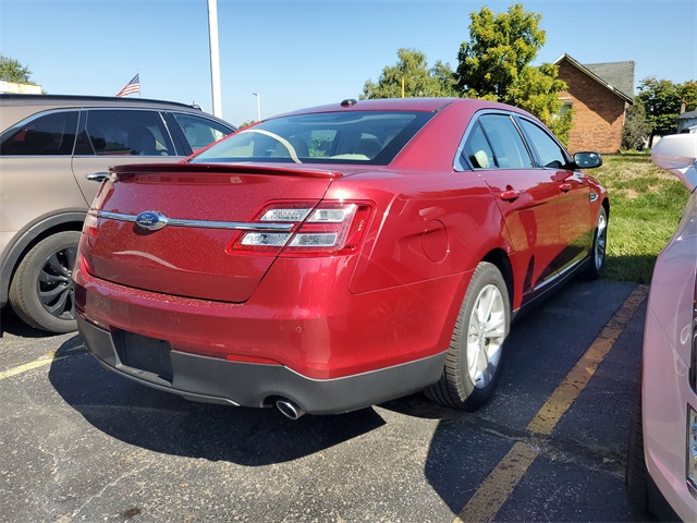 2016 Ford Taurus SEL photo 2