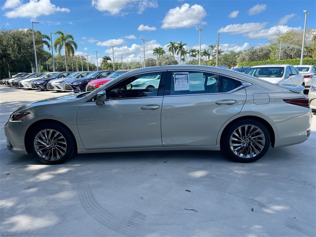 2024 Lexus ES 300h Ultra Luxury photo 3