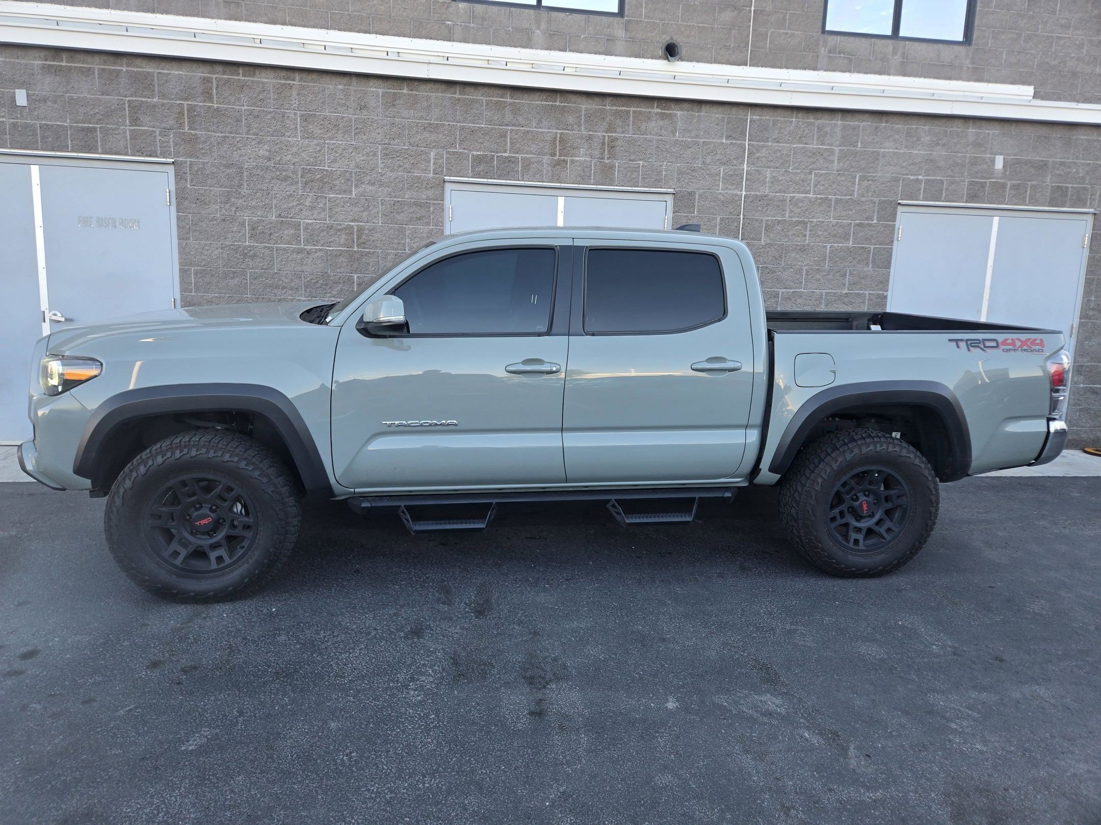 2023 Toyota Tacoma TRD 4x4 photo 2