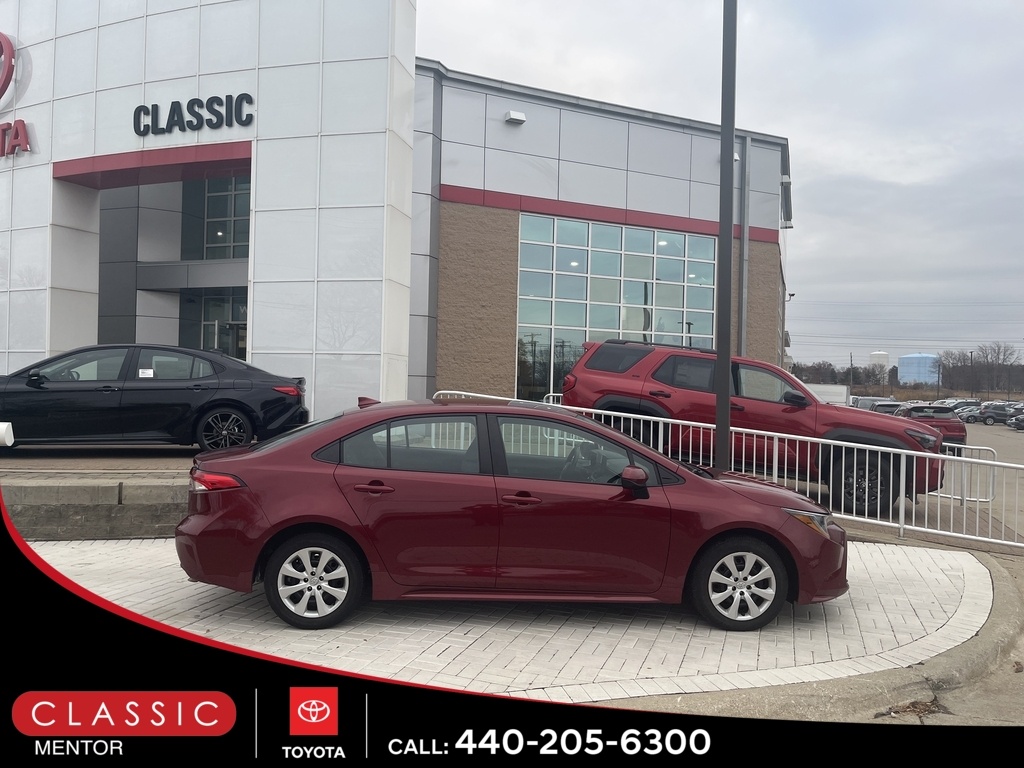 2024 Toyota Corolla LE's photo