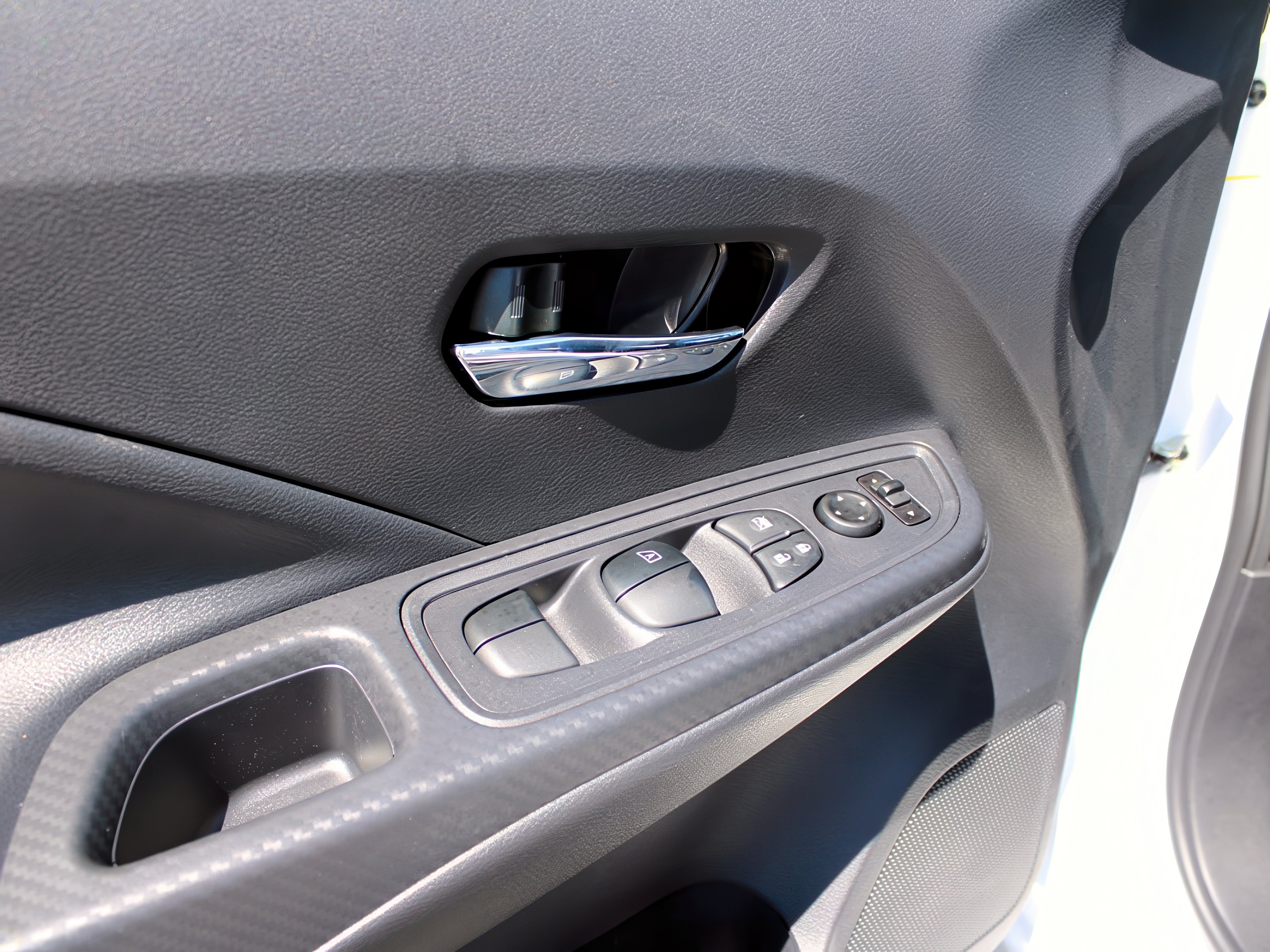 2025 Nissan Versa SV photo 9