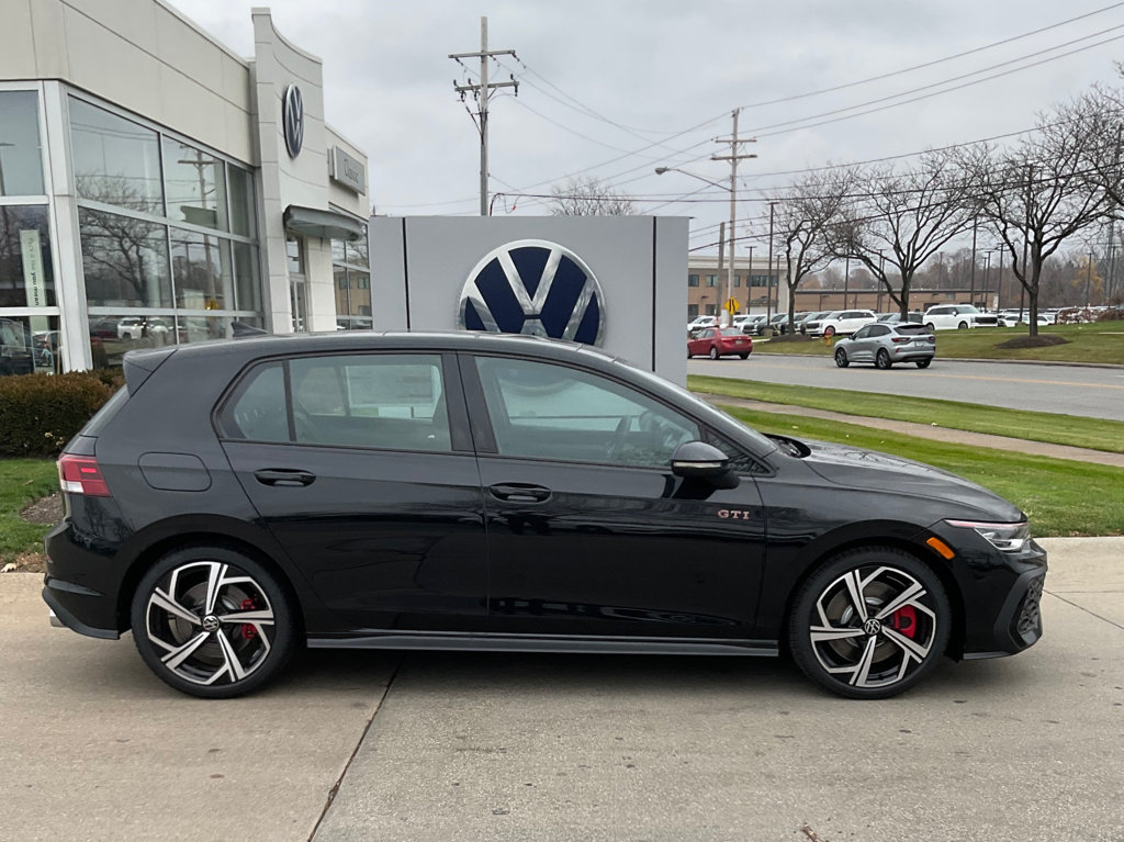 2026 Volkswagen Golf GTI SE photo 3