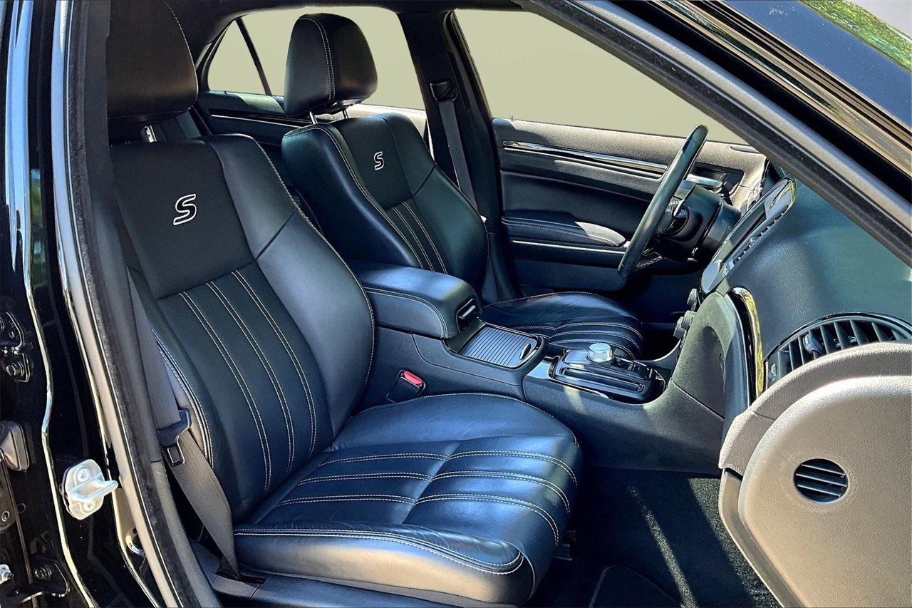 2019 Chrysler 300 S photo 22