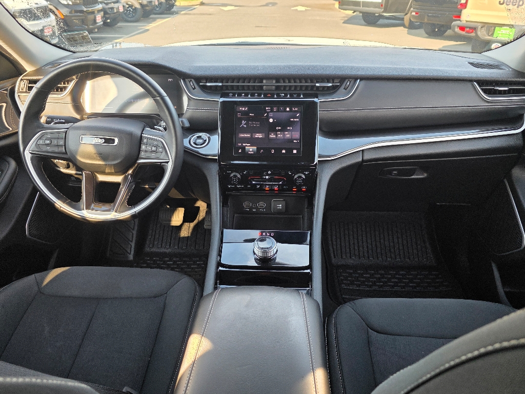 2022 Jeep Grand Cherokee Laredo photo 2