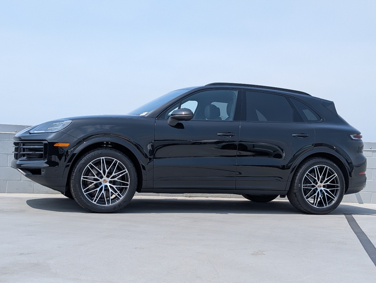 2025 Porsche Cayenne photo 2