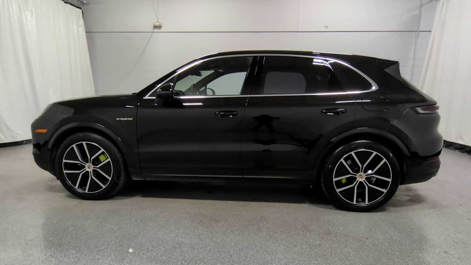 2025 Porsche Cayenne E-Hybrid photo 3