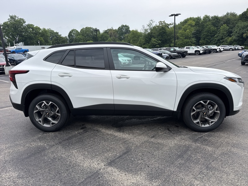 2025 Chevrolet Trax LT photo 2