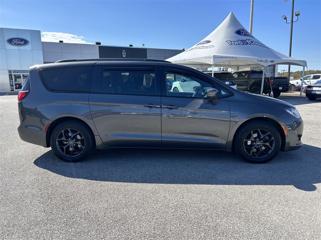 2019 Chrysler Pacifica Touring Plus photo 2
