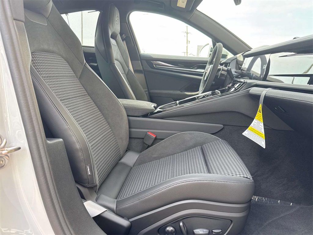 2025 Porsche Panamera 4 photo 15