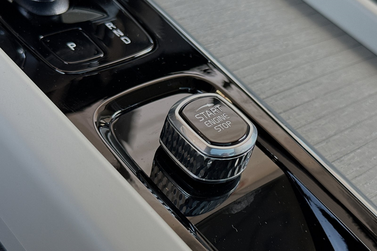 2025 Volvo XC60 Plus photo 17