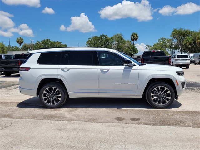 2025 Jeep Grand Cherokee Overland photo 4