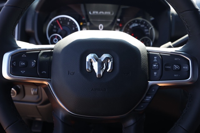 New 2026 Diamond Black Crystal Pearl-Coat Exterior Paint RAM Tradesman image 23