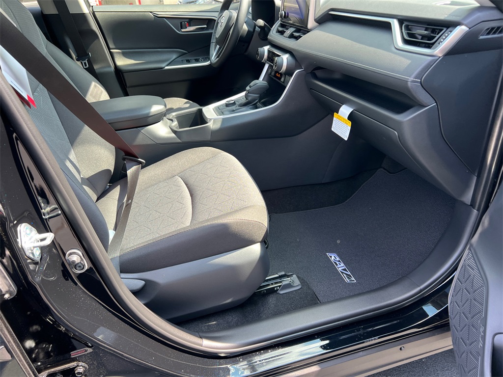 2025 Toyota RAV4 Hybrid XLE photo 13