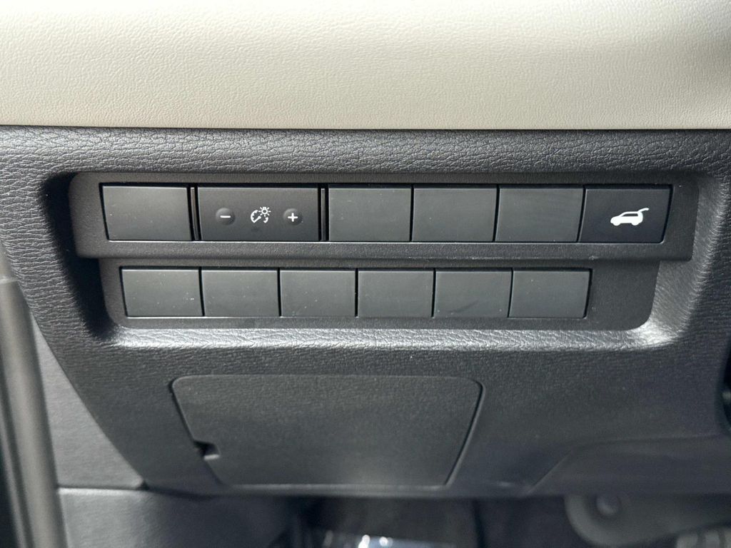 2025 Mitsubishi Outlander SE photo 35