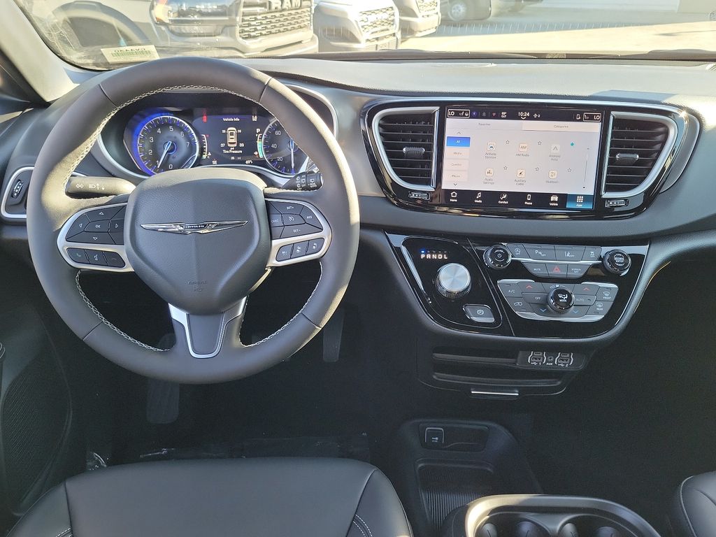 2025 Chrysler Voyager LX photo 3