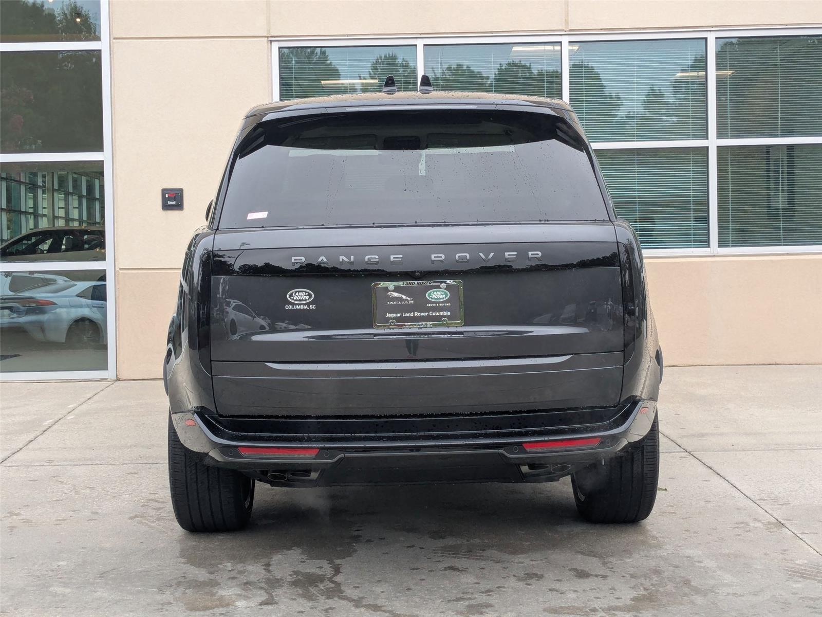 2025 Land Rover Range Rover SE photo 3