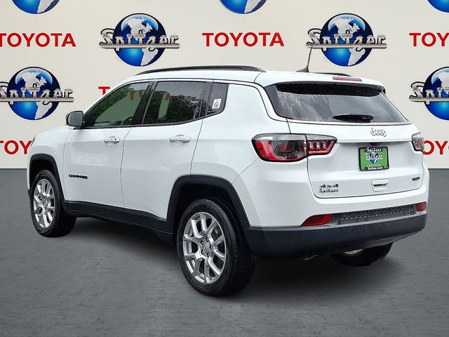 2023 Jeep Compass Latitude Lux photo 4