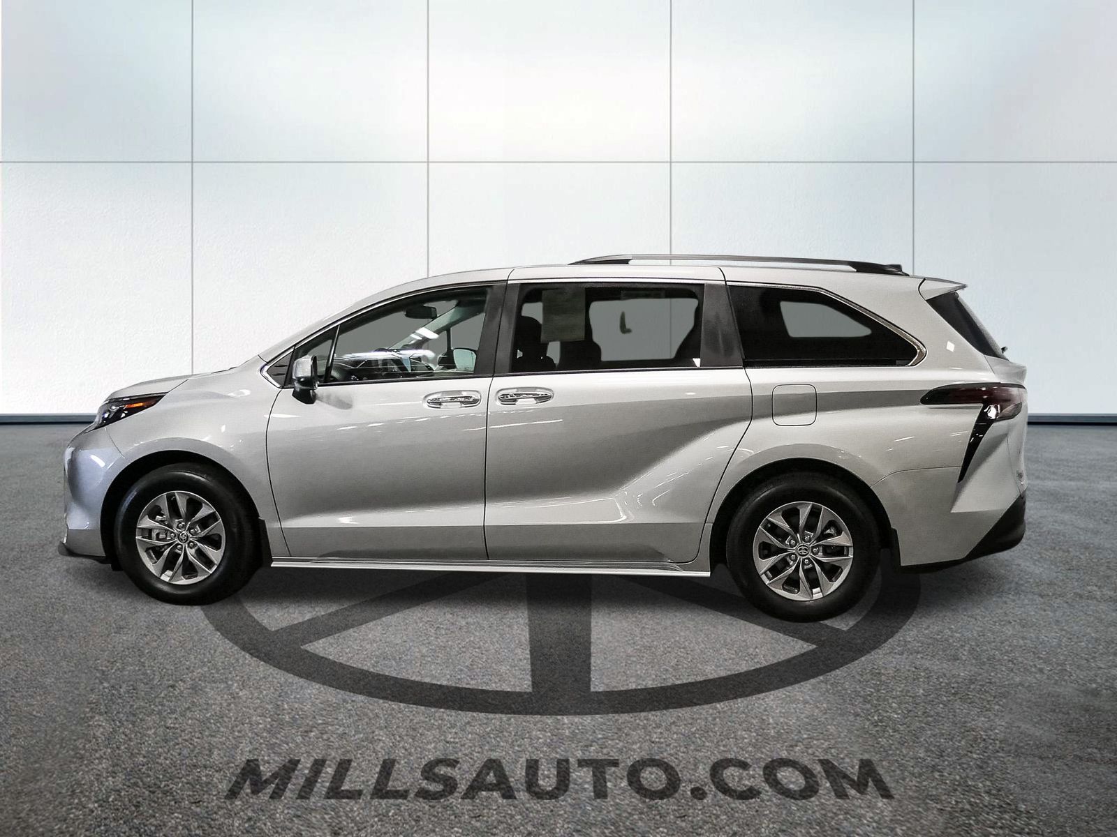 2024 Toyota Sienna XLE photo 2