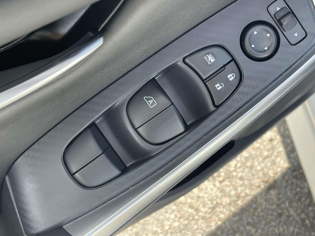 2025 Nissan Sentra SR photo 12