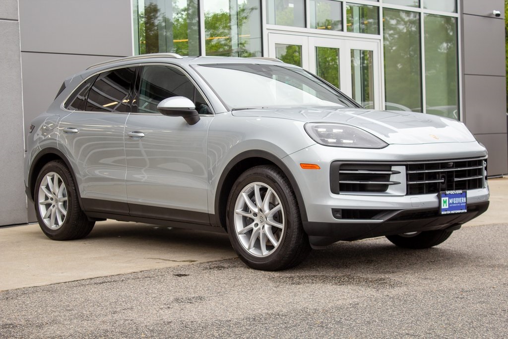 2024 Porsche Cayenne Base photo 3