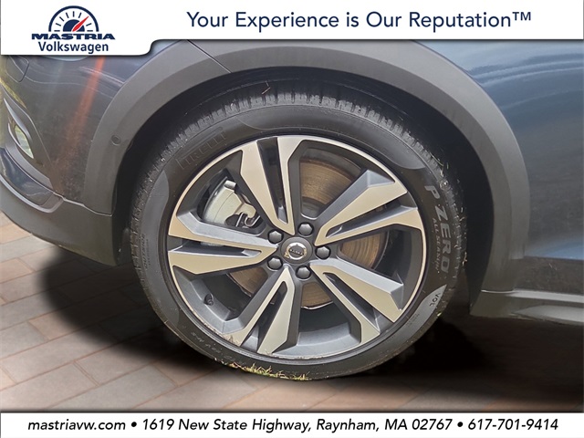 2025 Volvo V60 Cross Country Plus's photo