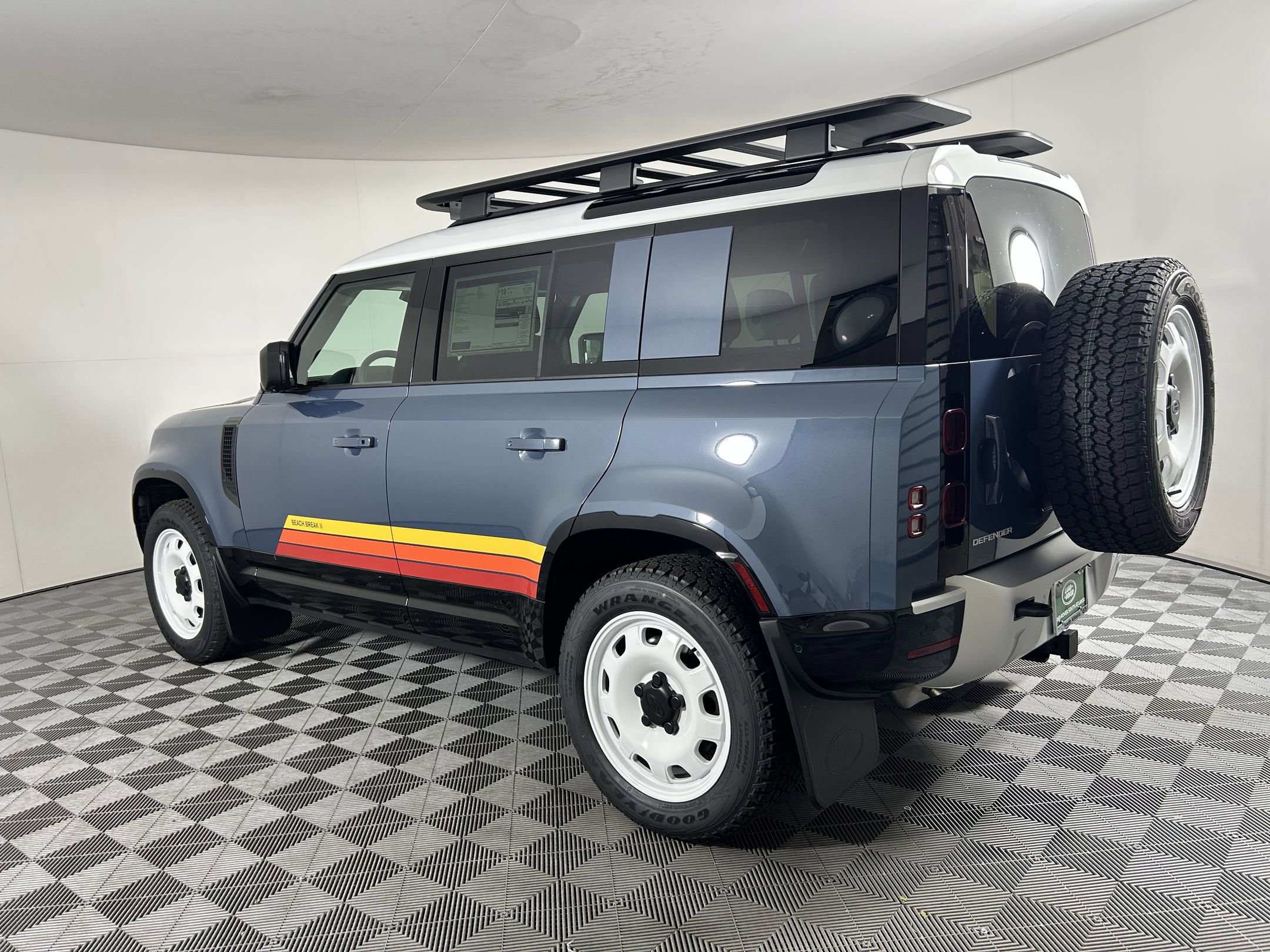 2025 Land Rover Defender 110 S photo 3