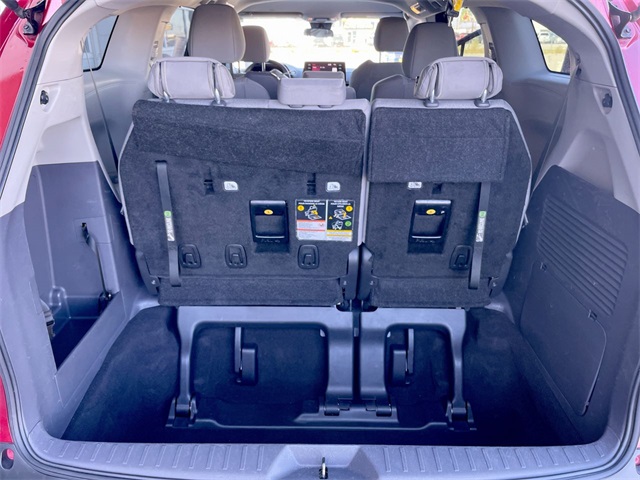 2024 Toyota Sienna LE photo 12