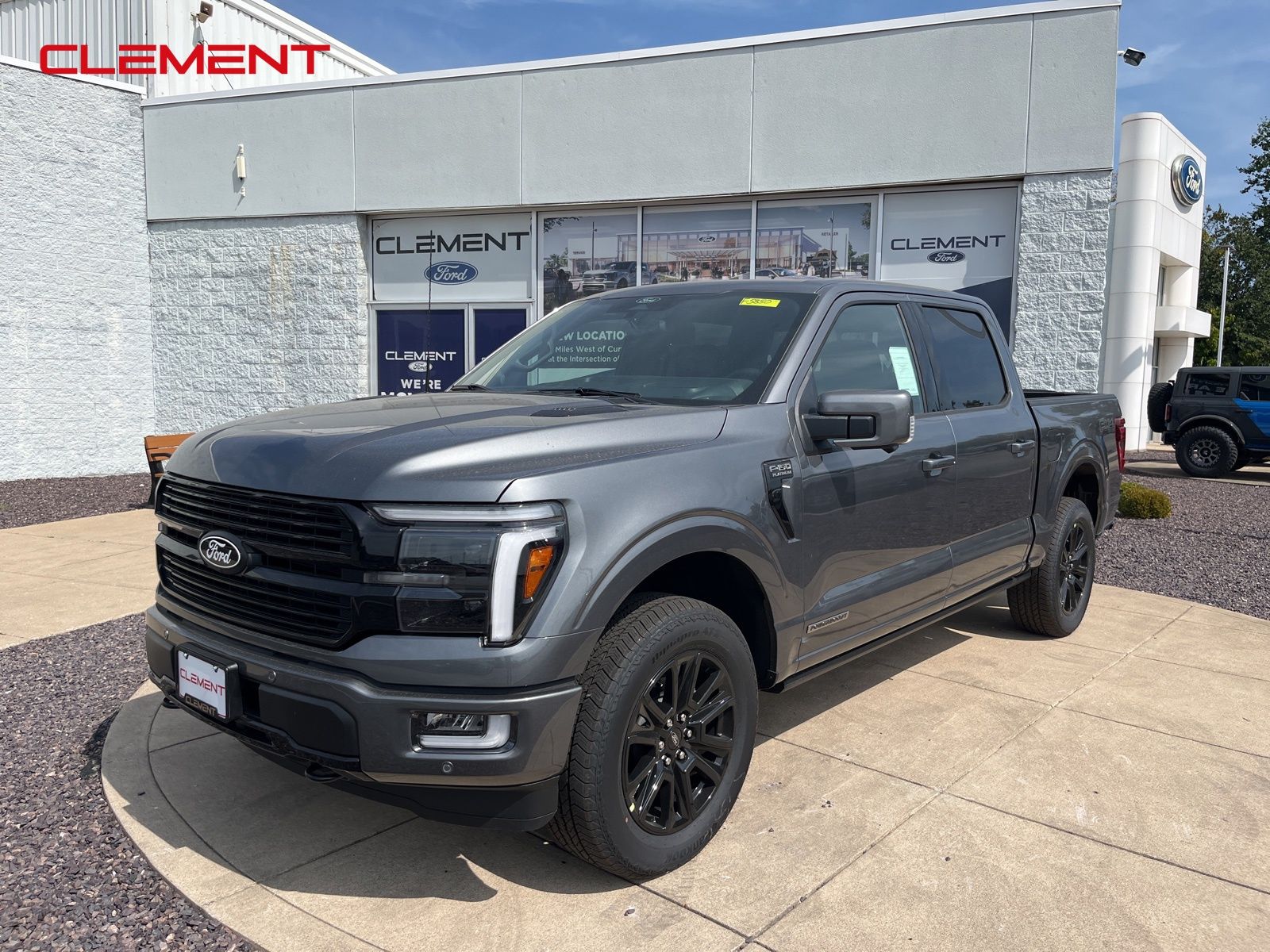 2025 Ford F-150 Platinum's photo