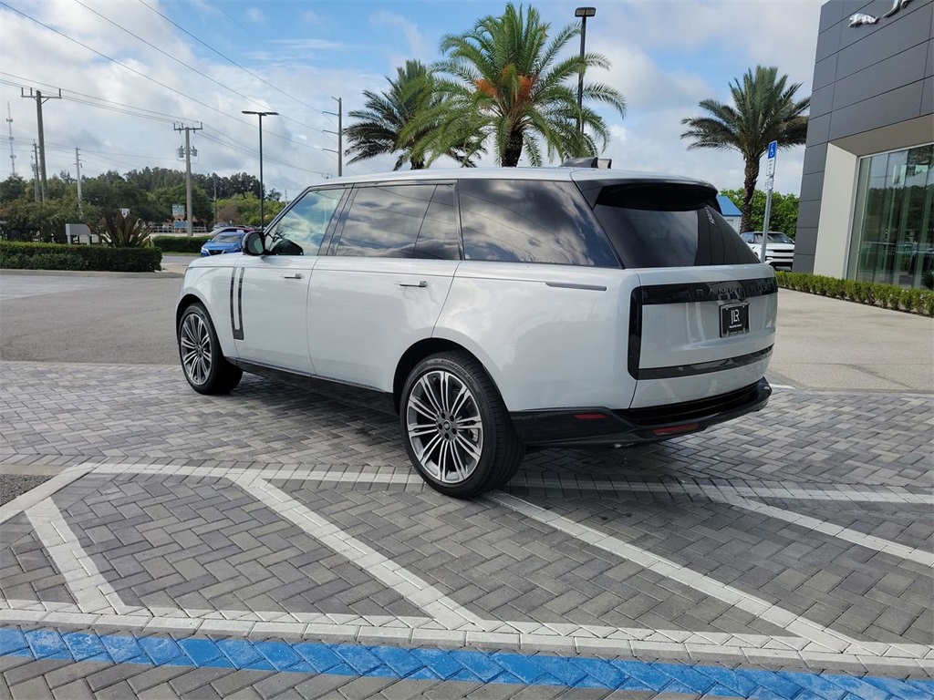 2025 Land Rover Range Rover SE photo 3