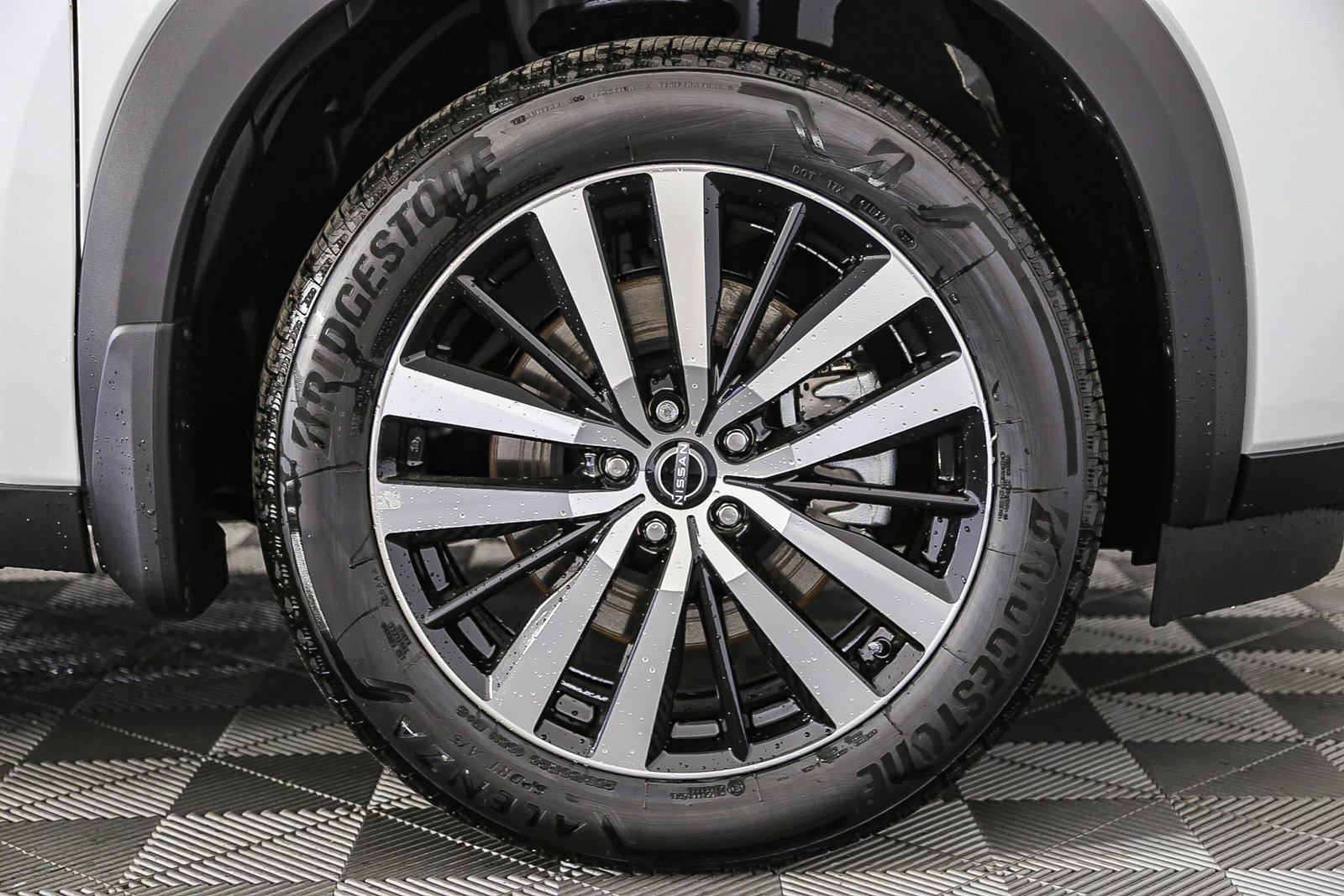 2025 Nissan Pathfinder Platinum photo 11