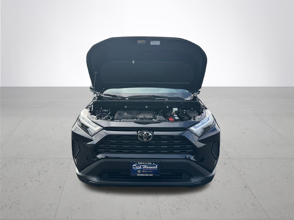 2025 Toyota RAV4 LE photo 4