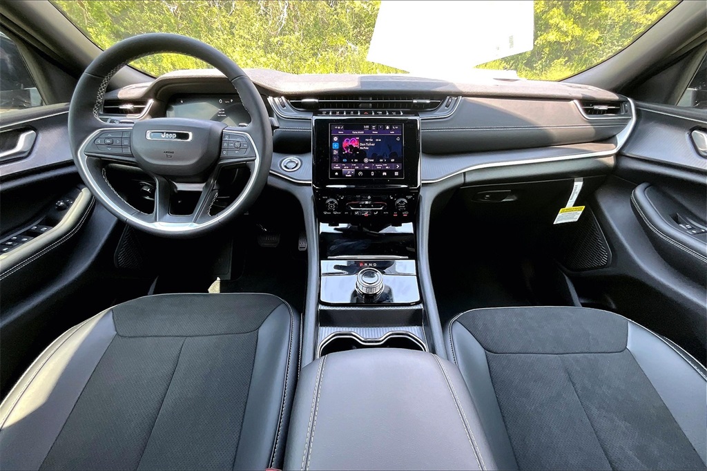 2025 Jeep Grand Cherokee Altitude X photo 2
