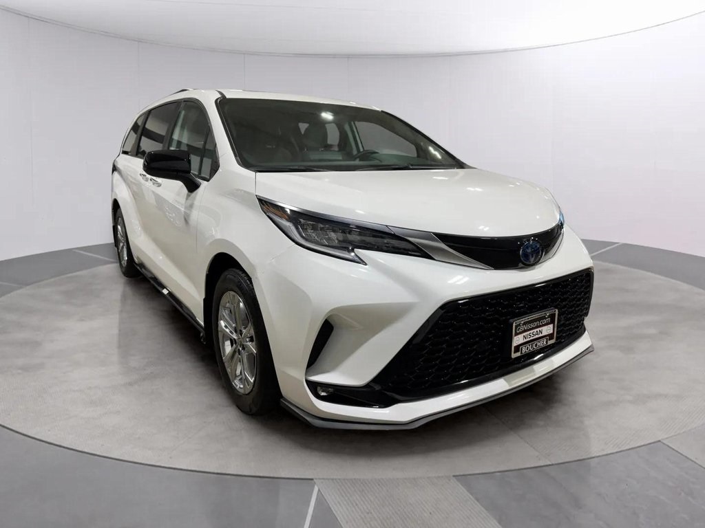 2022 Toyota Sienna Limited photo 2