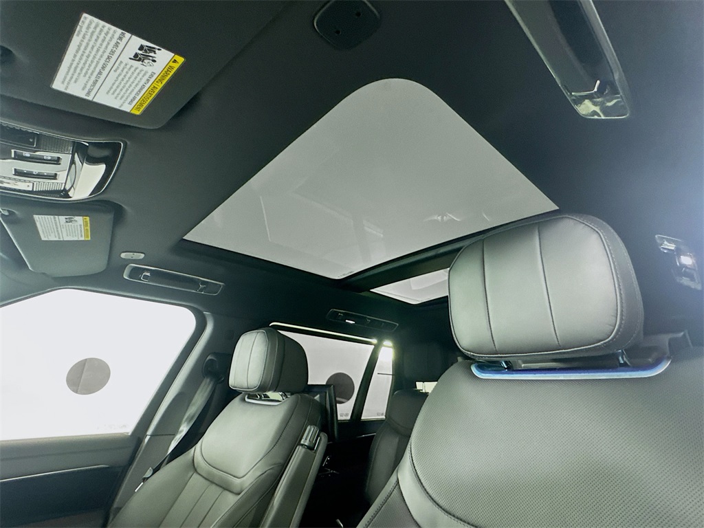 2025 Land Rover Range Rover SE photo 18