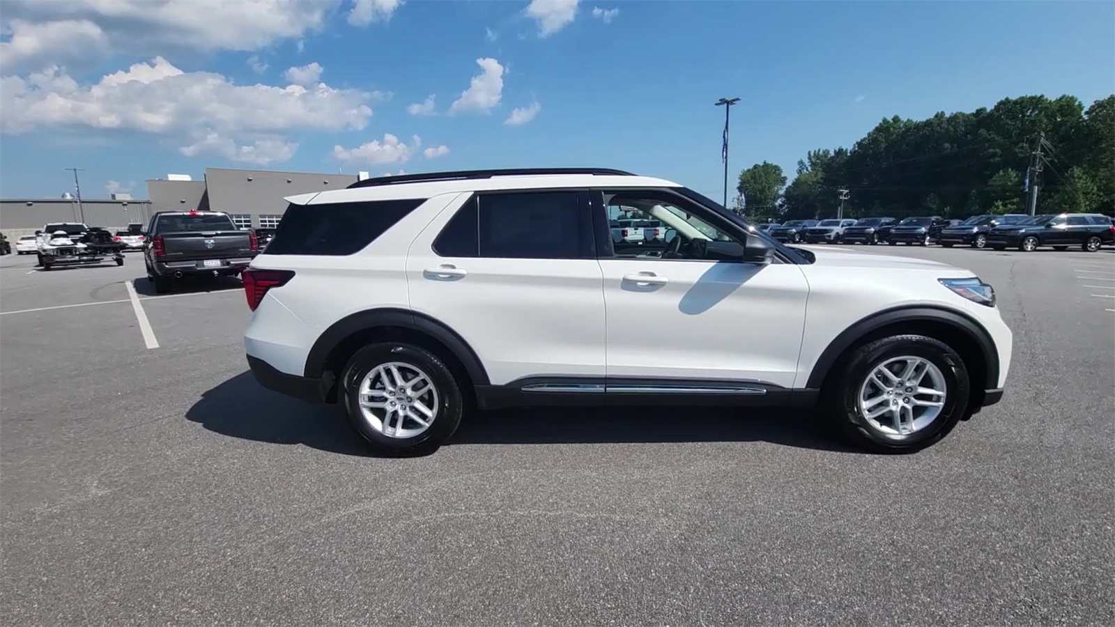 2025 Ford Explorer photo 8