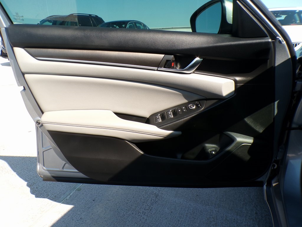 2019 Honda Accord LX photo 12